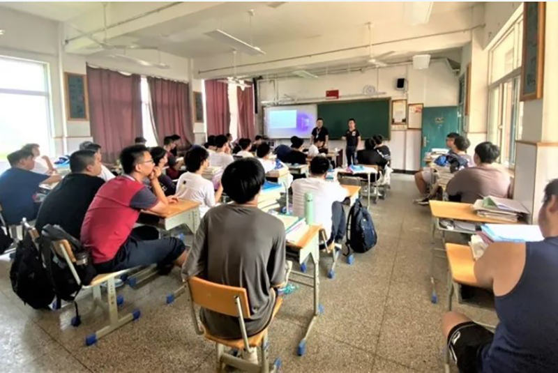 校企融合搭橋梁——工匠進(jìn)校上課啦！(圖1)