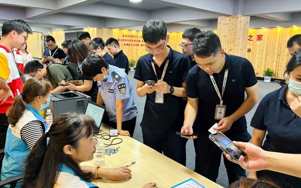 精華股份黨支部組織開(kāi)展“不忘初心跟黨走 無(wú)償獻血慶七一”主題黨日活動(dòng)(圖1)