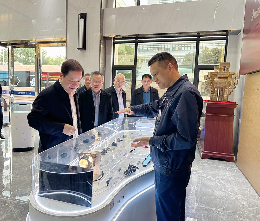 寧波市新能源汽車(chē)研究會(huì )會(huì )長(cháng)一行蒞臨我司參觀(guān)調研(圖1)
