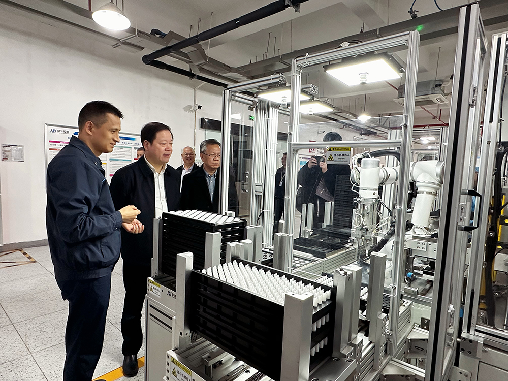 寧波市新能源汽車(chē)研究會(huì )會(huì )長(cháng)一行蒞臨我司參觀(guān)調研(圖3)