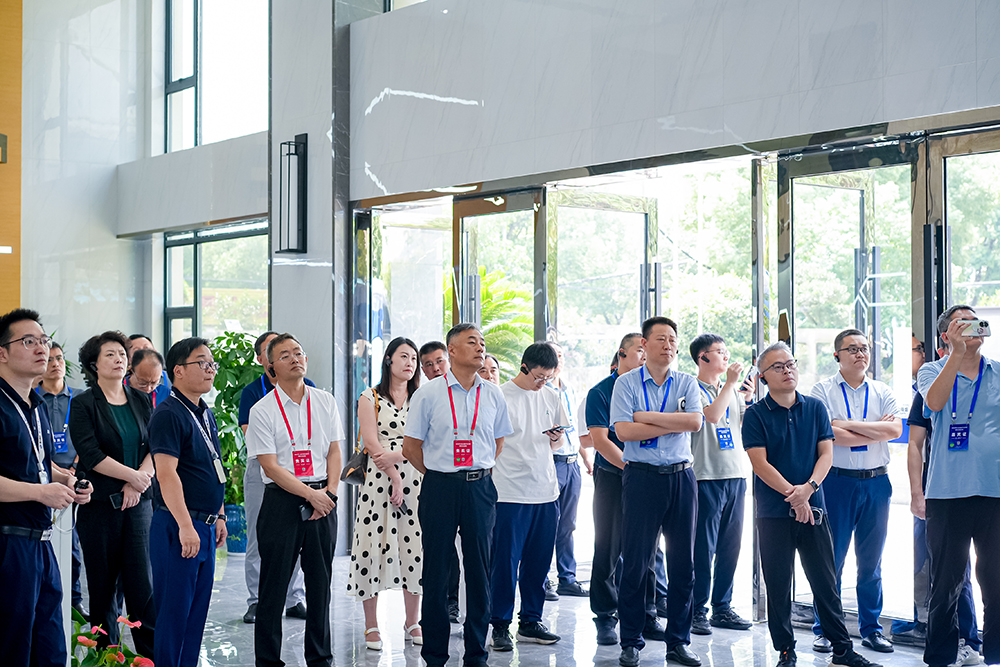 中小企業(yè)數字化轉型現場(chǎng)交流活動(dòng)考察團領(lǐng)導蒞臨我司參觀(guān)調研(圖1)