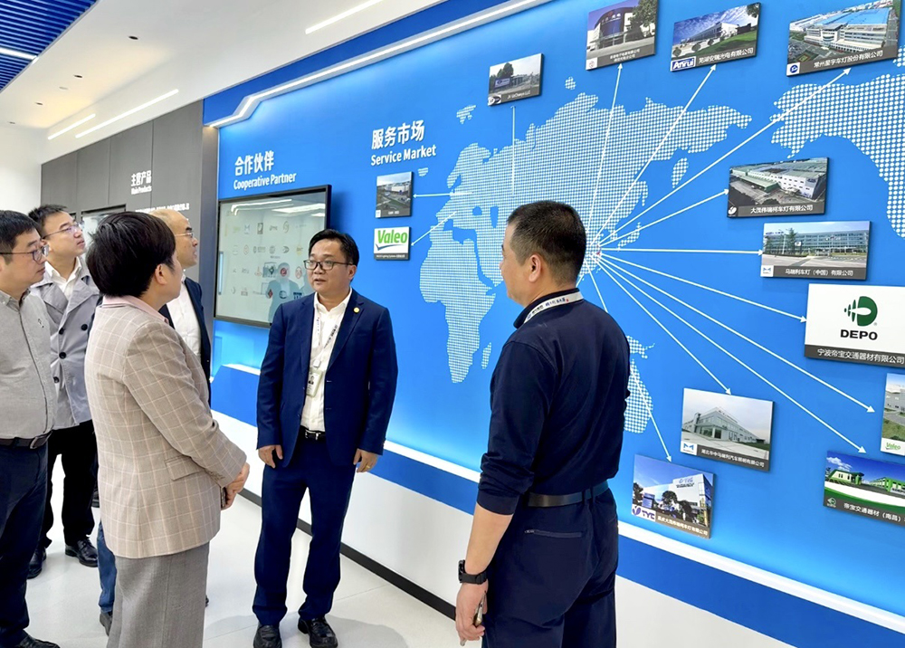 寧波市委統戰部副部長(cháng)、市工商聯(lián)黨組書(shū)記王建云一行蒞臨我司走訪(fǎng)調研(圖3)