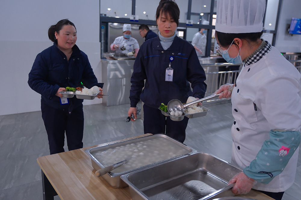 品八方風(fēng)味，享元宵喜樂(lè ) | 公司成功舉辦特產(chǎn)分享及元宵節活動(dòng) 品八方風(fēng)味，享元宵喜樂(lè )。2月12日，傳統元宵佳節，公司在食堂精心組織了“吃湯圓、賞花燈、品特產(chǎn)、投球贏(yíng)獎品”等一系列元宵活動(dòng)，節日氛圍濃厚(圖3)