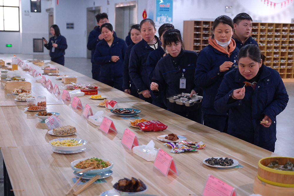 品八方風(fēng)味，享元宵喜樂(lè ) | 公司成功舉辦特產(chǎn)分享及元宵節活動(dòng) 品八方風(fēng)味，享元宵喜樂(lè )。2月12日，傳統元宵佳節，公司在食堂精心組織了“吃湯圓、賞花燈、品特產(chǎn)、投球贏(yíng)獎品”等一系列元宵活動(dòng)，節日氛圍濃厚(圖6)