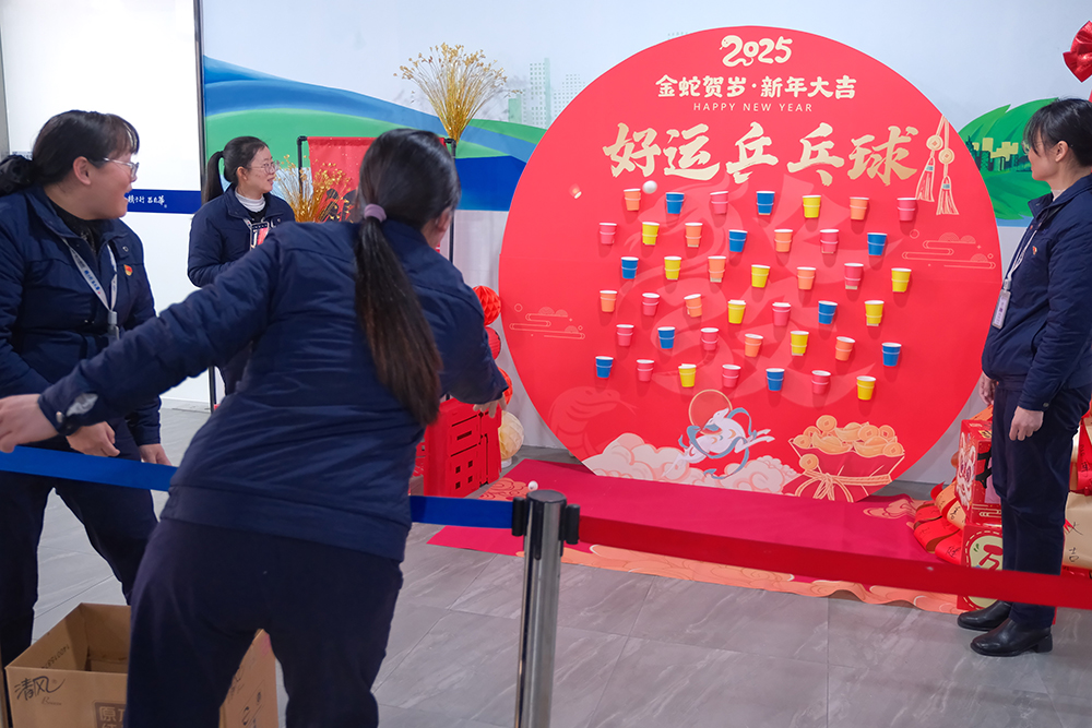 品八方風(fēng)味，享元宵喜樂(lè ) | 公司成功舉辦特產(chǎn)分享及元宵節活動(dòng) 品八方風(fēng)味，享元宵喜樂(lè )。2月12日，傳統元宵佳節，公司在食堂精心組織了“吃湯圓、賞花燈、品特產(chǎn)、投球贏(yíng)獎品”等一系列元宵活動(dòng)，節日氛圍濃厚(圖9)