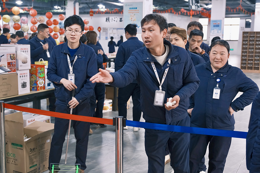 品八方風(fēng)味，享元宵喜樂(lè ) | 公司成功舉辦特產(chǎn)分享及元宵節活動(dòng) 品八方風(fēng)味，享元宵喜樂(lè )。2月12日，傳統元宵佳節，公司在食堂精心組織了“吃湯圓、賞花燈、品特產(chǎn)、投球贏(yíng)獎品”等一系列元宵活動(dòng)，節日氛圍濃厚(圖11)