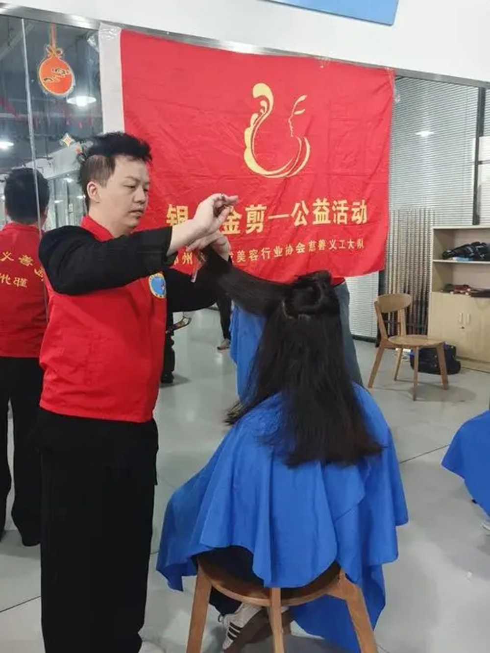 暖心義剪進(jìn)企業(yè) 服務(wù)職工零距離(圖2)