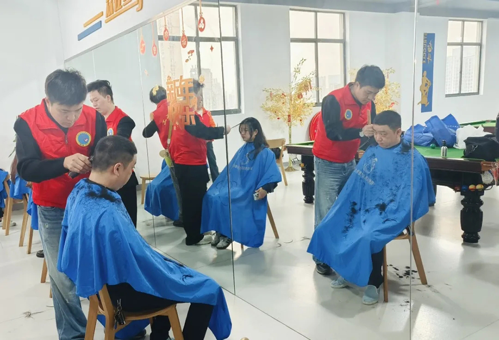 暖心義剪進(jìn)企業(yè) 服務(wù)職工零距離(圖4)